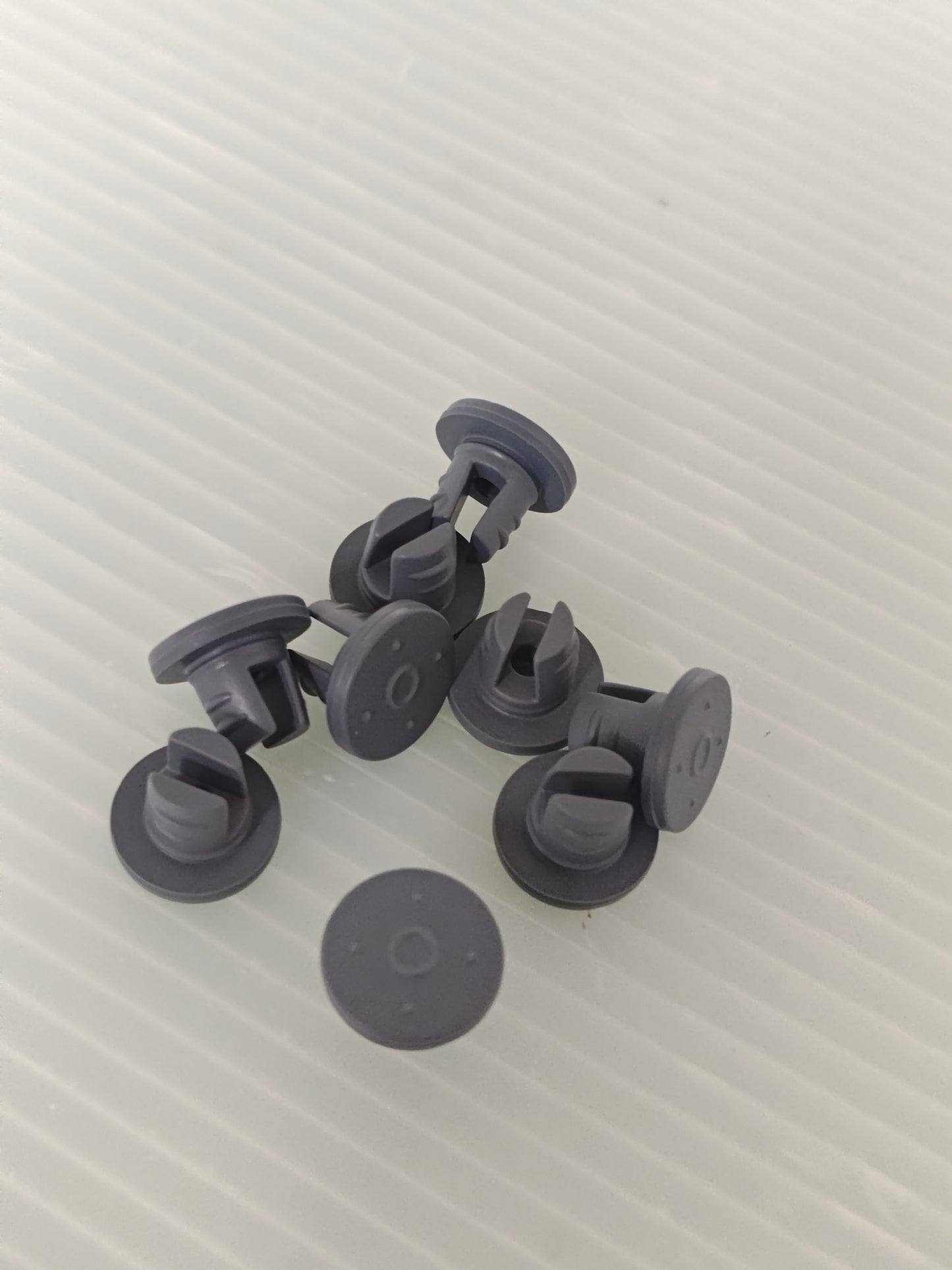 1000 pcs of 13mm amber 10ml bottles, 1000 pcs 13mm rubber stoppers with legs, and 1000 pcs 13mm silver aluminium caps.